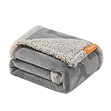 Feandrea wasserdichte Hundedecke, Sherpa Fleece Haustier Decke für Miniaturhunde und kleine Hunde, Katzen, 101 x 73 cm, M, maschinenwaschbar, beidseitiger Sofabezug-Schutz, grau PPB040G01